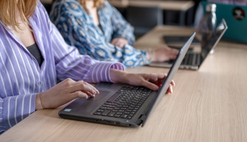 han student op laptop gebruikt wifi