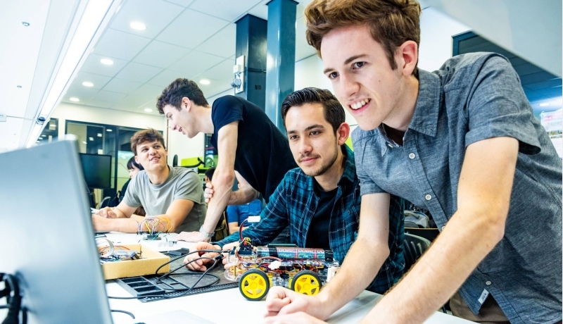 Embedded systems engineering studenten werken op het lab.