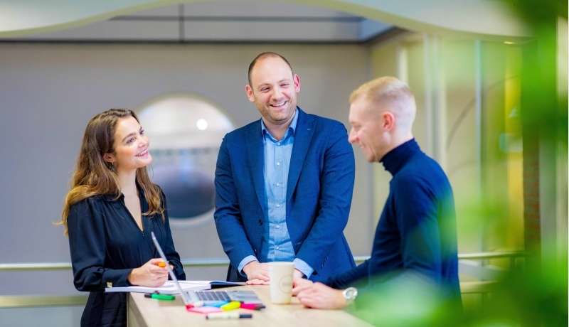 Studenten van de master Business Sales in overleg.
