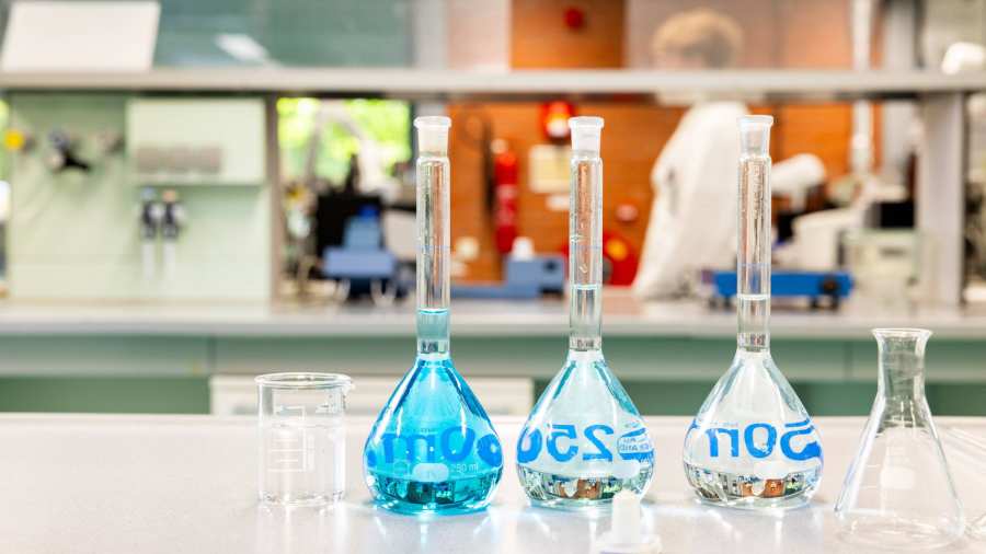 kleurovergangen erlenmeyer in chemielab