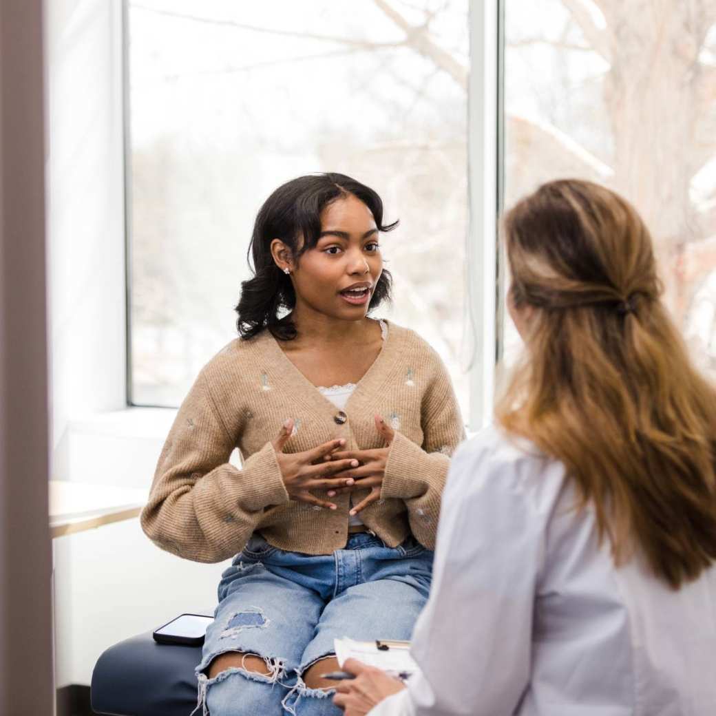 Studenten Verpleegkunde met elkaar in gesprek