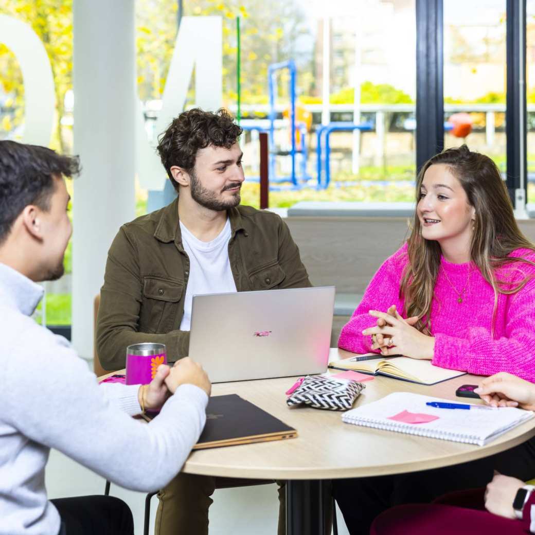 Student-ondernemers met elkaar in gesprek, aan het co-creëren en vertellen over elkaars business.