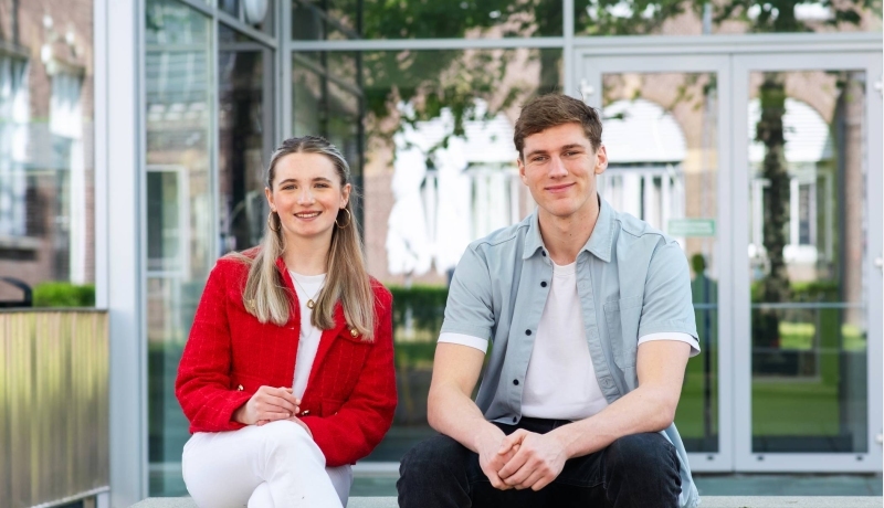 studenten van de opleiding human resource management (hrm) voor het HAN gebouw in Nijmegen