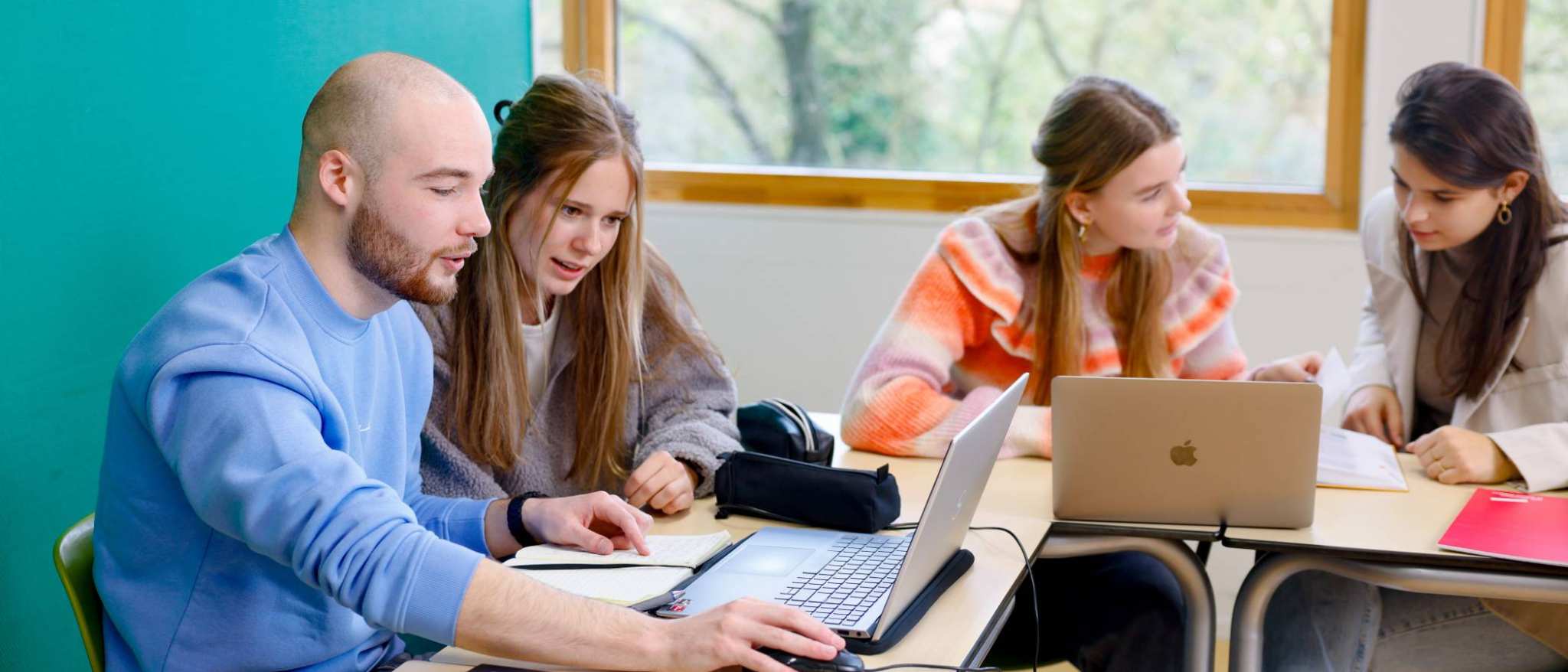 HAN Academie Educatie, Pabo, Pabo-ALO, ALPO, voltijd en deeltijd, studenten werken samen achter laptop in lokaal, 2024