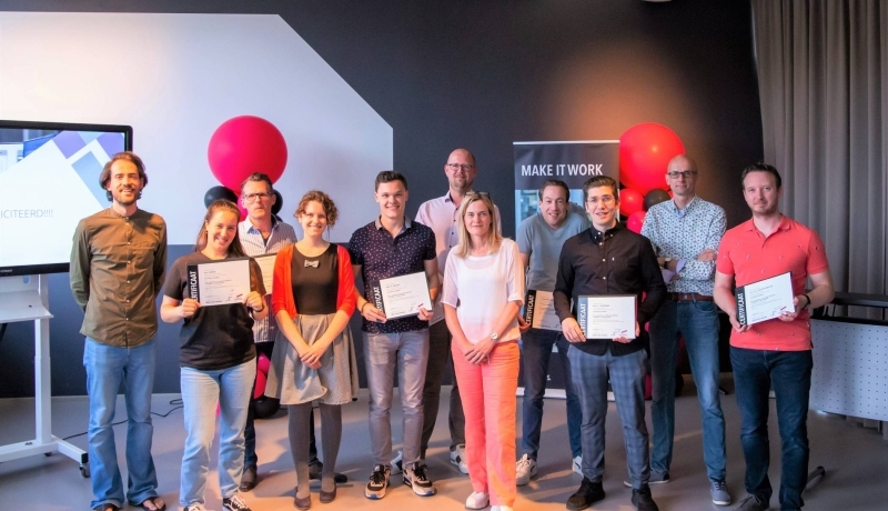 De eerste lichting van Make IT Work samen met enkele docenten
