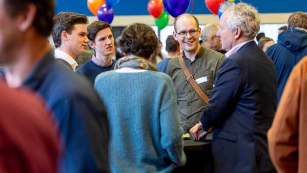 Sfeerbeeld, deelnemers HAN Lean Event 2024 in gesprek