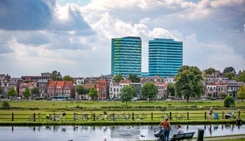 stadspark Sonsbeek in Arnhem met op de achtergrond de twin towers van Arnhem