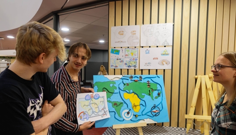 Studenten Industrieel Product Ontwerpen in gesprek over hun gemaakte wandbordspel voor kinderen van groep 7 en 8