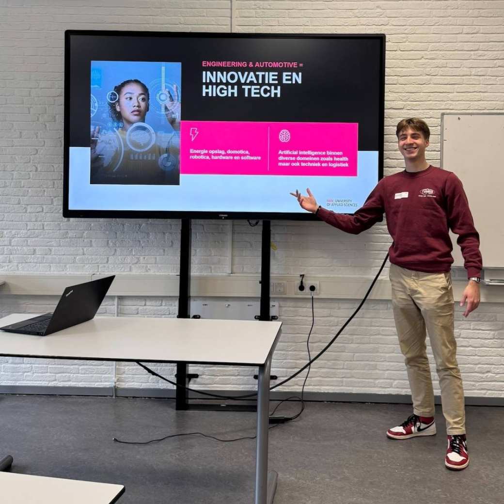 Automotive student Quinn geeft voorlichting op een HAN Open Dag.