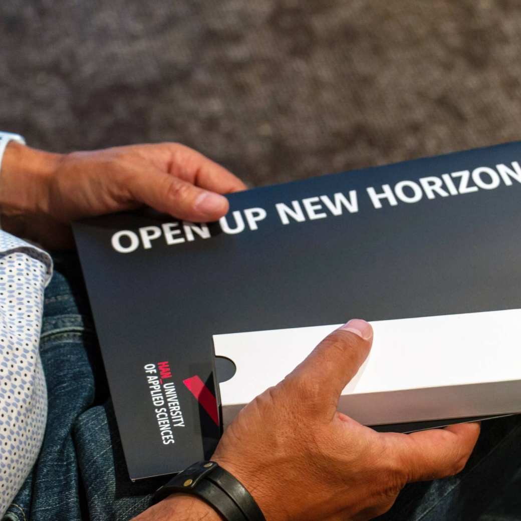 illustratie zwarte omslagmap met opdruk open up new horizons