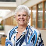 Portretfoto Jeanette Dusschooten, gekleurde gevlekte blauw-witte blouse