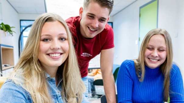 Student van hbo Facility Management kijkt lachend in de camera