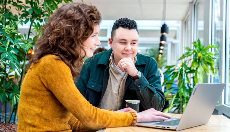 ALLEEN VOOR DE MANP | Twee studenten van de Master Advanced Nursing Practice werken samen op een laptop tijdens de lunchpauze op de HAN in Nijmegen.