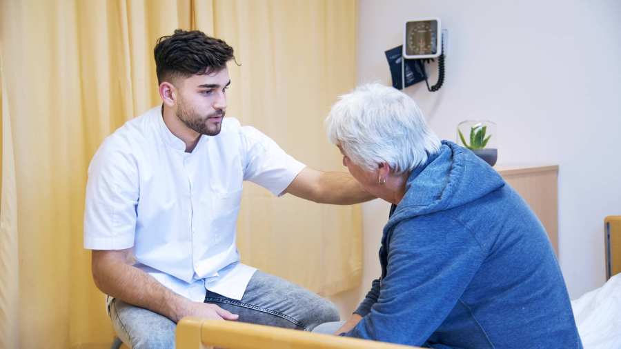 Voltijd Verpleegkunde student in gesprek met cliÃ«nt/ patiÃ«nt-2