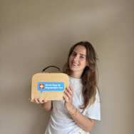 Mirte van Doorn bij de door haar ontwikkelde Taalkoffer, met spellen en tools voor zorgverleners om hen te oefenen met begrijpelijke taal met cliënten te communiceren.