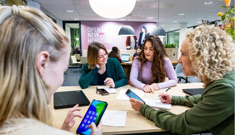twee personen van logistiek duaal werken samen aan een opdracht met stiften en post-its op een tafel