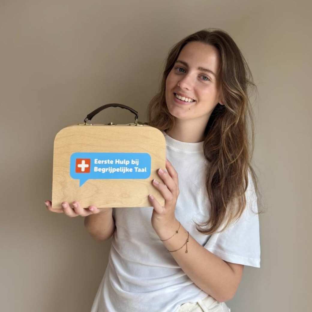 Mirte van Doorn met de Taalkoffer