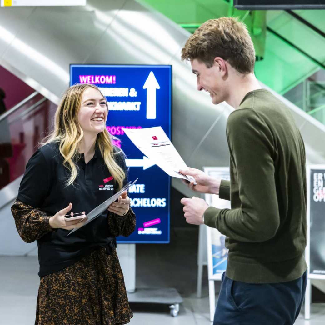 HAN werkstudent en bezoeker op Open Avond. Ruitenberglaan 31, Arnhem