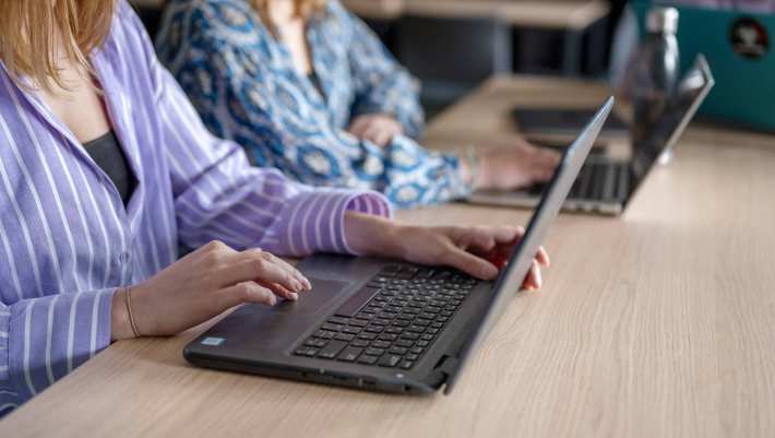 han student op laptop