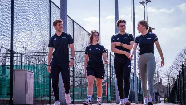 sportkunde vier studenten lopen zicht op voorzijde 2022