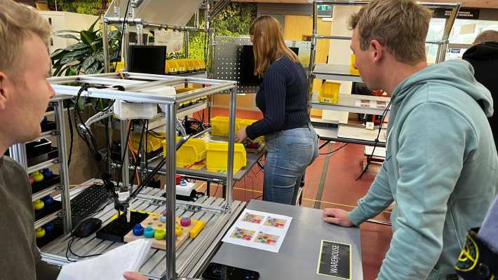 Studenten van de minor Lean Management leren of het belang van meten aan de u-shaped assembly cell