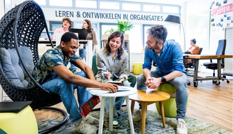 studenten overleggen met docent in algemene ruimte opleiding Learning & Development