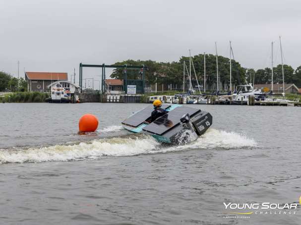 Young Solar Boat in actie