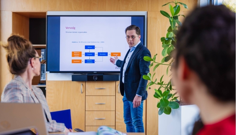 Deelnemer van Intervisie binnen Organisaties geeft een eindpresentatie.
