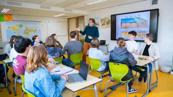Studenten krijgen les van de docent in het klaslokaal. 