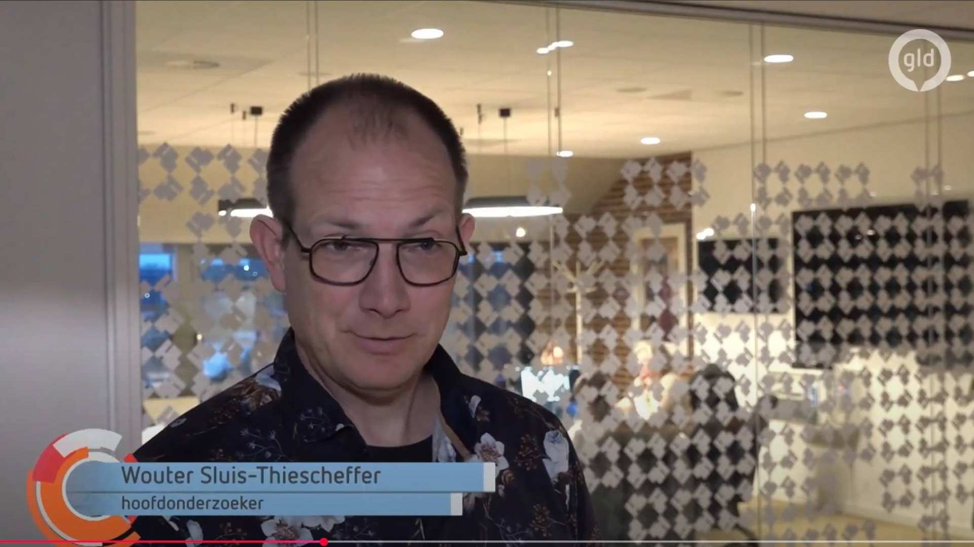 Videostill van een interview met Wouter-Sluis-Thiescheffer over de monitor begrijpelijke teksten