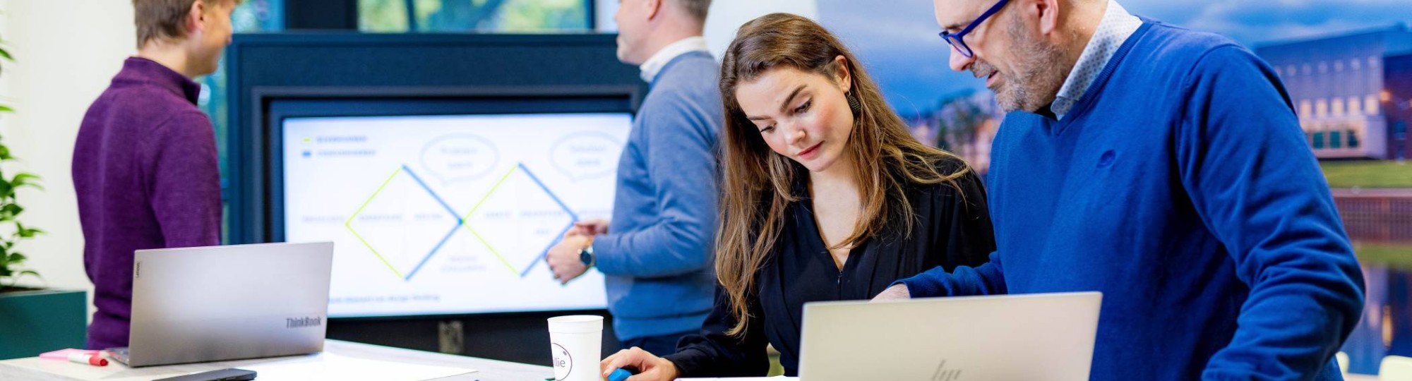 master business sales studenten Chris en Emma in gesprek op de HAN