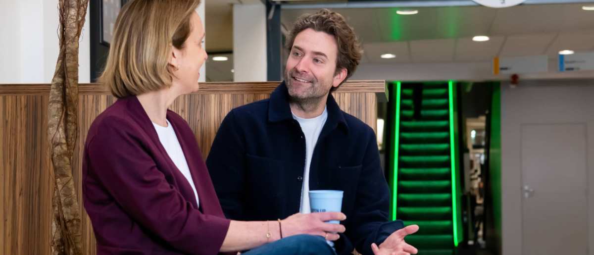 Deelnemers en docenten van de post-hbo opleiding Bedrijfskunde, in gesprek met elkaar op het plein voor Ruitenberglaan 31