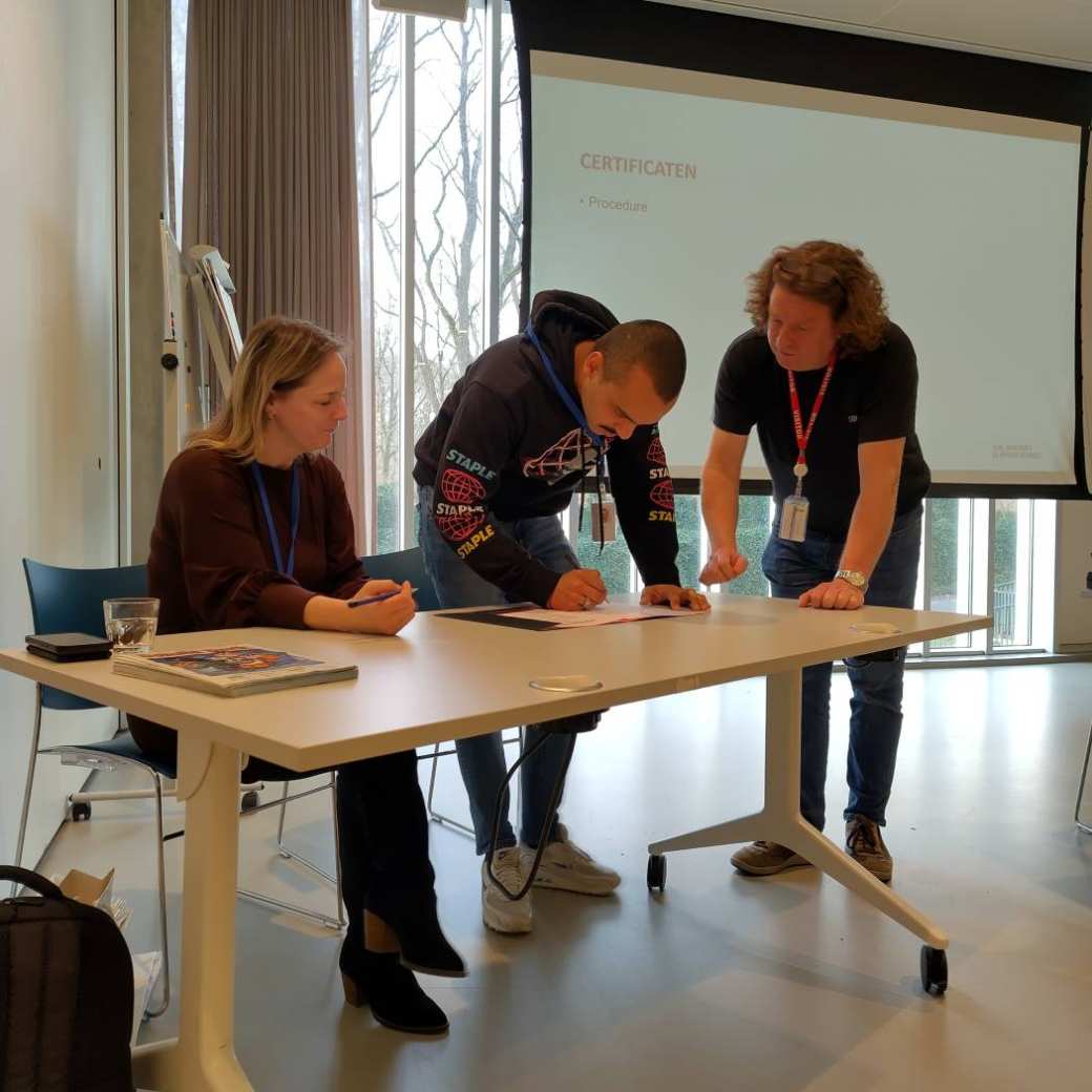 Lex Franken ontvangt zijn certificaat
