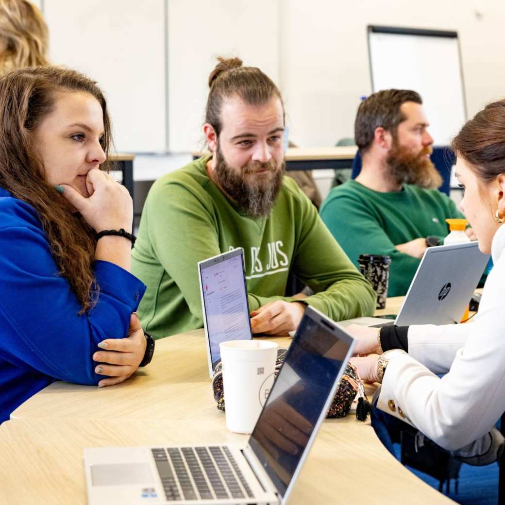 Jeanne legt iets uit tijdens werkgroep opdracht les MIZ
