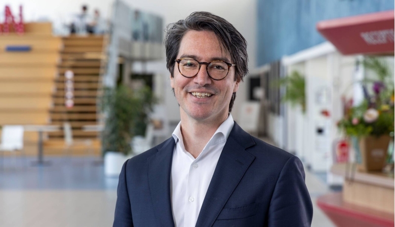 Op de foto zie je een potret van een lachende Jeroen Rijke, leading lector van het zwaartepunt Schoon en lector Sustainable River Management van de HAN