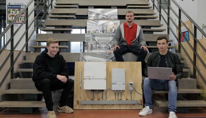 Elektrotechniek-studenten werken aan een zonne-energie-opstelling met energie-managementsysteem, op huisniveau