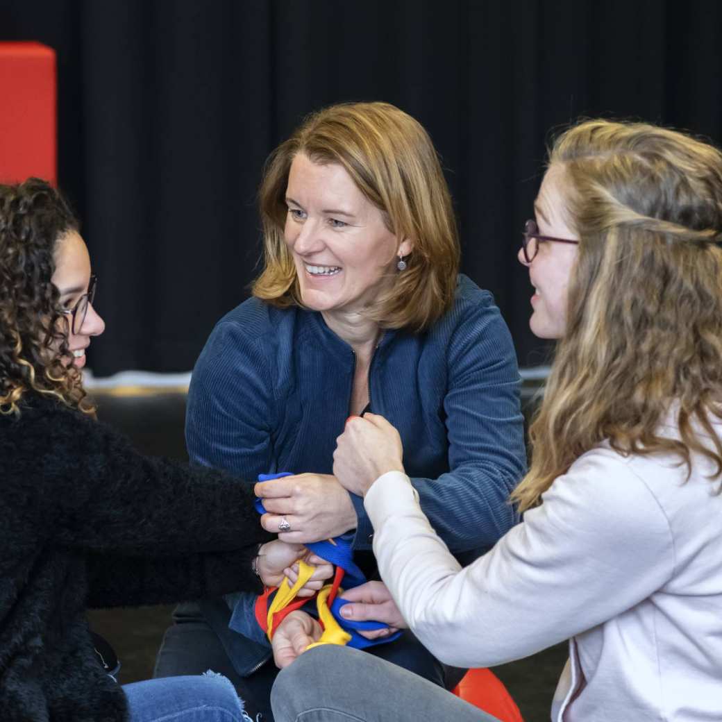 2 studenten van de han master vaktherapie dramatherapie spelen op een podium een situatie na met handpoppen
