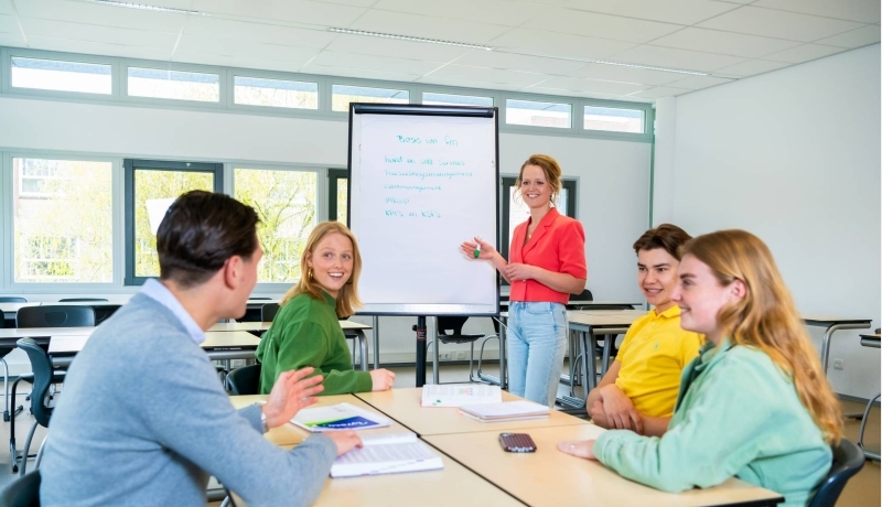 Docent van HAN Facility Management geeft meerdere studenten uitleg in een klaslokaal