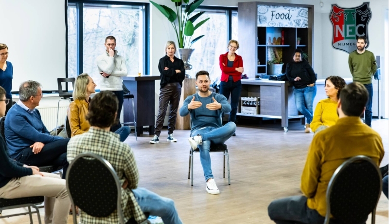 Studenten Master Management en Innovatie in Zorg en Welzijn in de les