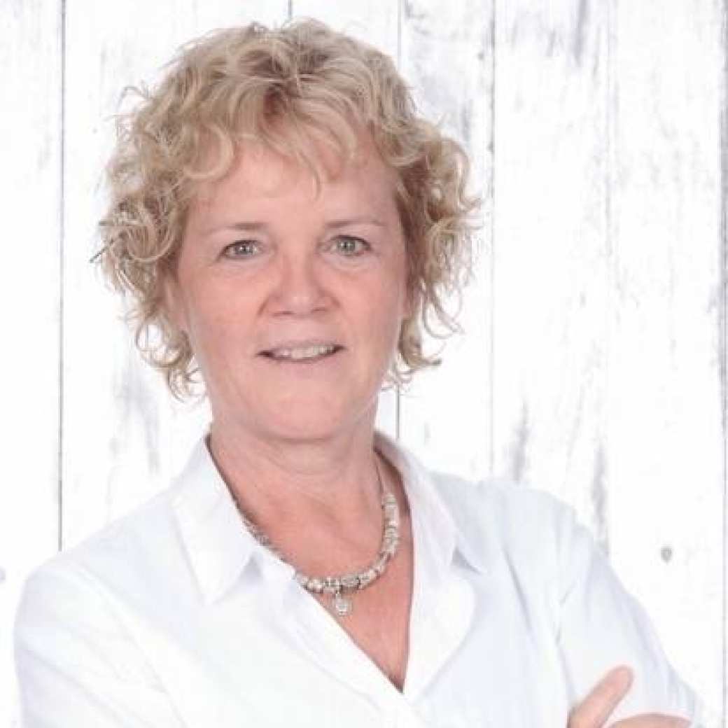 vrouw witte blouse en handen over elkaar