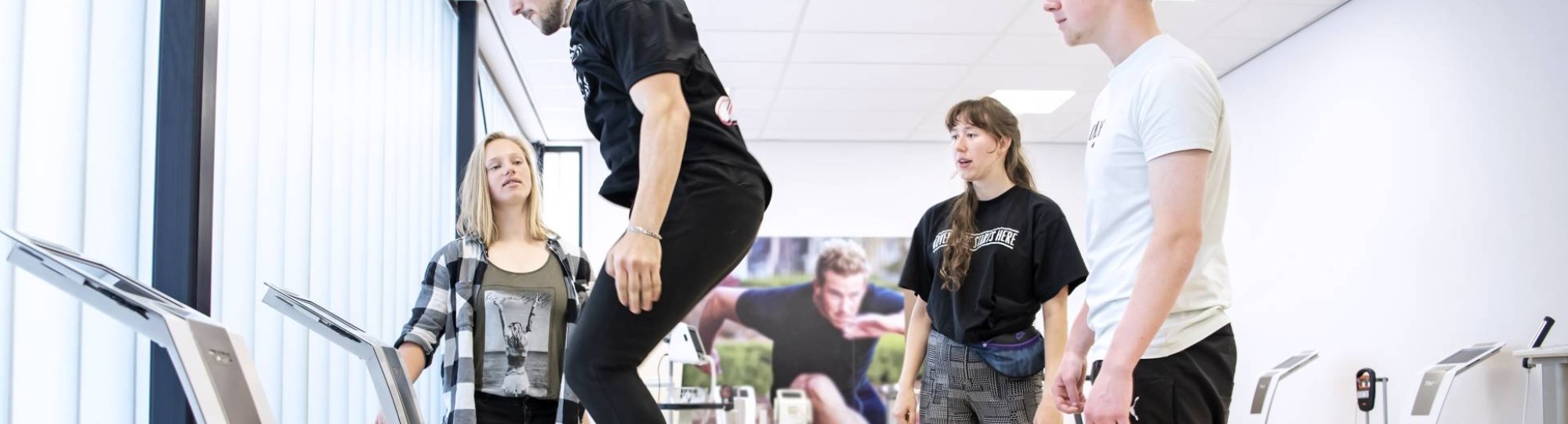 Jongen gebruikt een VR-bril