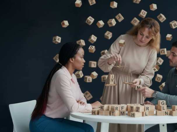 Eventbeeld bij de installatie van Amber Oomen, vrouwe justitia met dobbelstenen