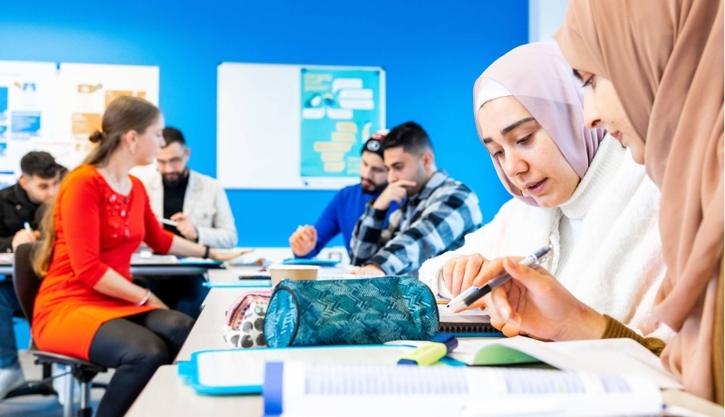 Cursisten NT2 in klaslokaal HAN University of Applied Sciences