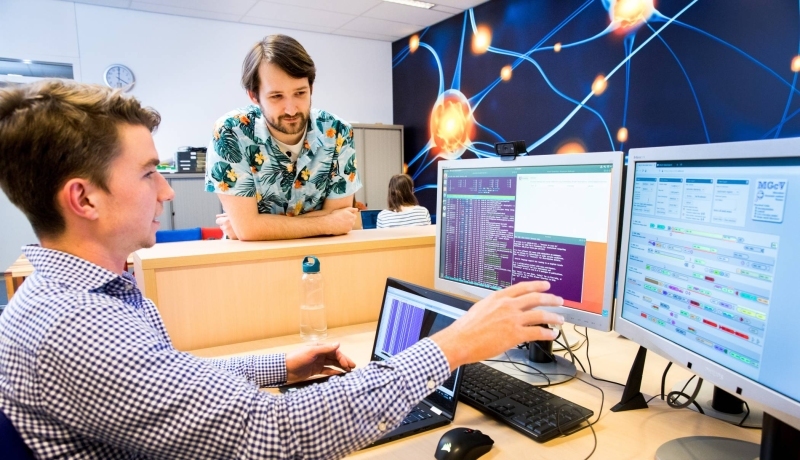 Deelnemers werken aan data management tijdens de cursus op de HAN