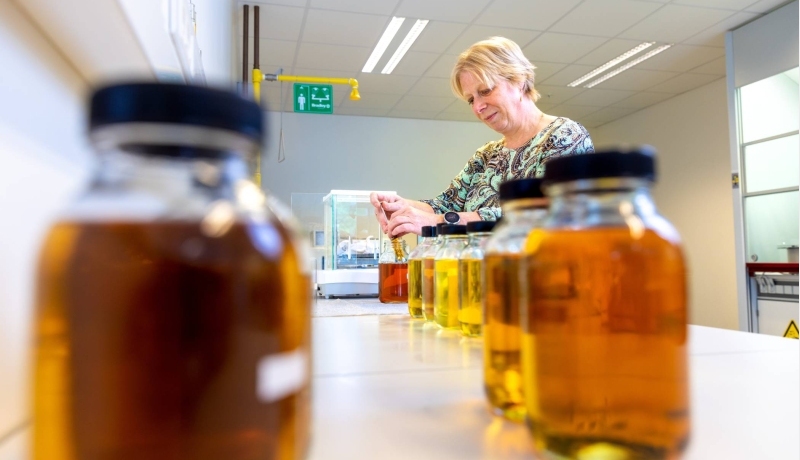 Deeltijdstudent Monique laat zich omscholen naar de Elektrotechniek binnen haar werkplek bij Qirion Alliander