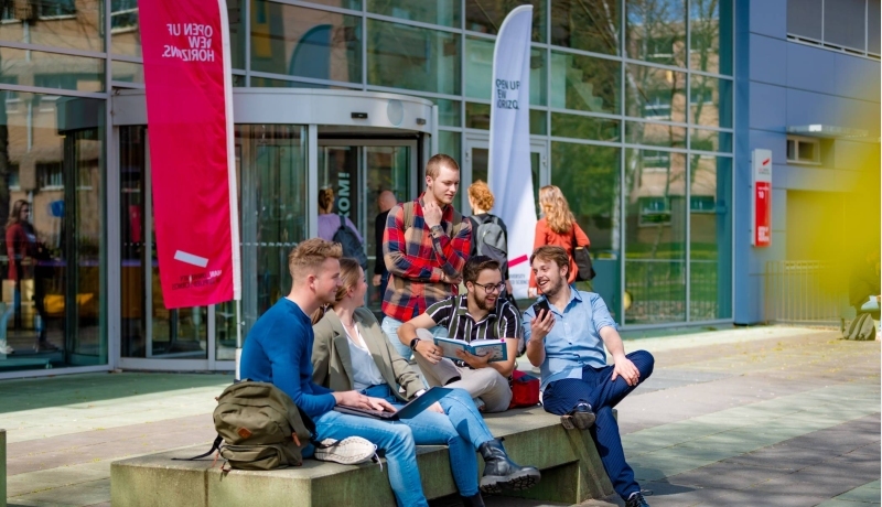 meerdere studenten buiten de campus