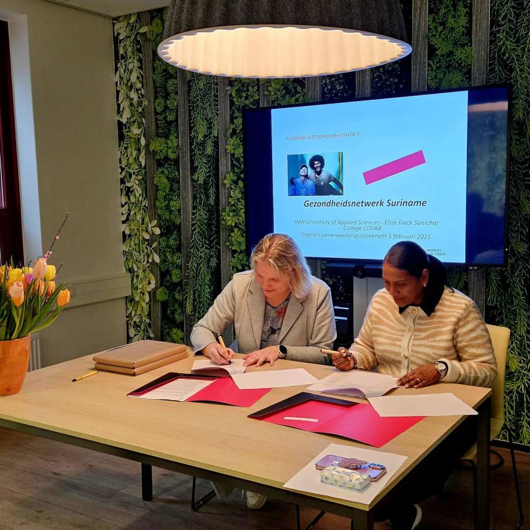 Femke Donderwinkel (HAN) en Angele Wallerlei-Kumbangsila (COVAB) ondertekenen samenwerkingsovereenkomst