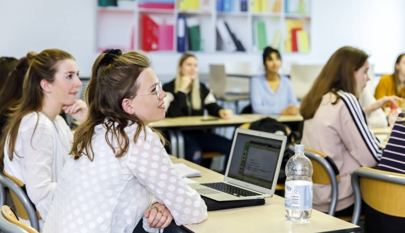 Studenten luisteren in de klas