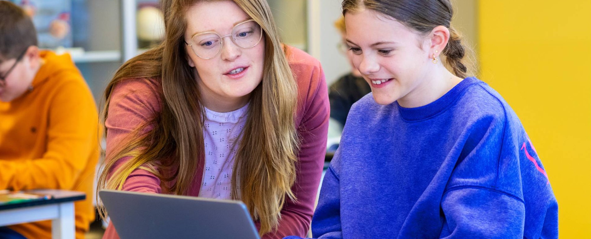 5 Leraar Geschiedenis studenten staan rondom een tafel om een kaartspel te doen.