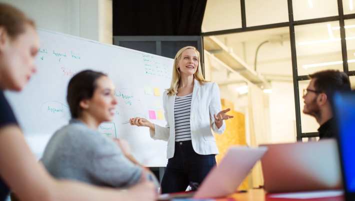 Tijdens een cursus overleggen cursisten met elkaar bij de HAN.